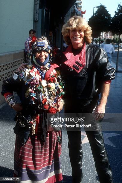 Frau mit unzähligen Buttons auf Kleidung, Dean Conn, Stadtbummel am in Los Angeles, Kalifornien, USA.