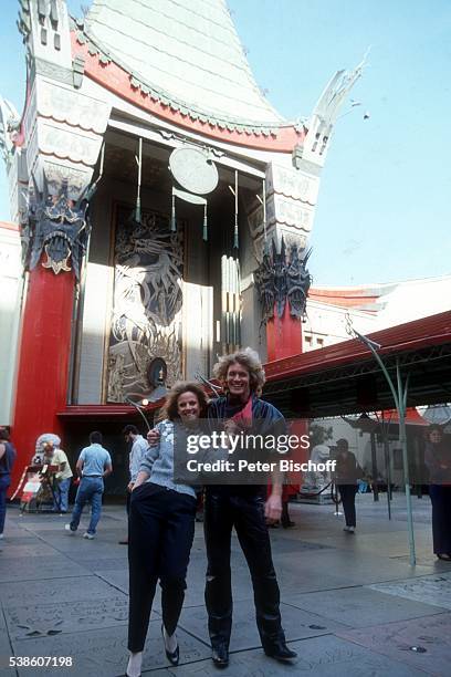 Heidi Brühl, Dean Conn, vor "Gaumont Chinese Theatre", Stadtbummel am in Los Angeles, Kalifornien, USA.