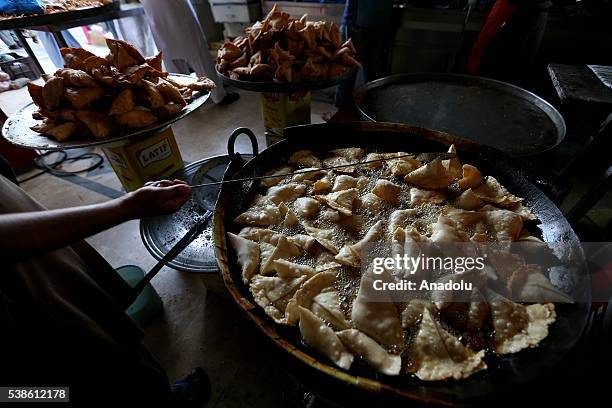 Pakistan Rasheed Samosa 3,921 Samosa Stock Photos, High-Res Pictures, and Images - Getty Images