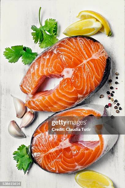 salmon steaks - filete de salmón fotografías e imágenes de stock