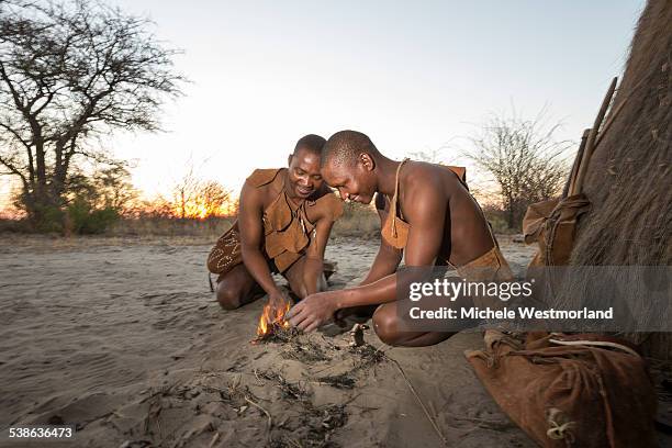 bushman of the kalahari, botswana - san stockfoto's en -beelden