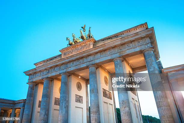 brandenburg gate at sunset, berlin, germany - brandenburg gate berlin stockfoto's en -beelden