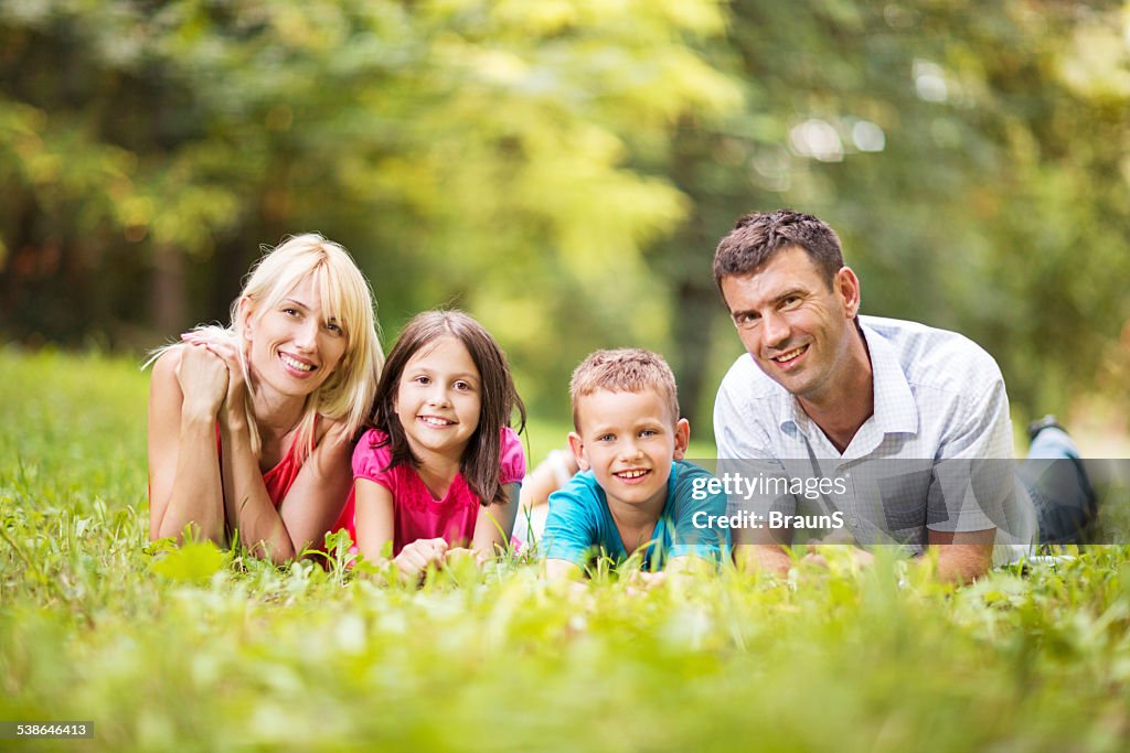 Famille heureuse en herbe.