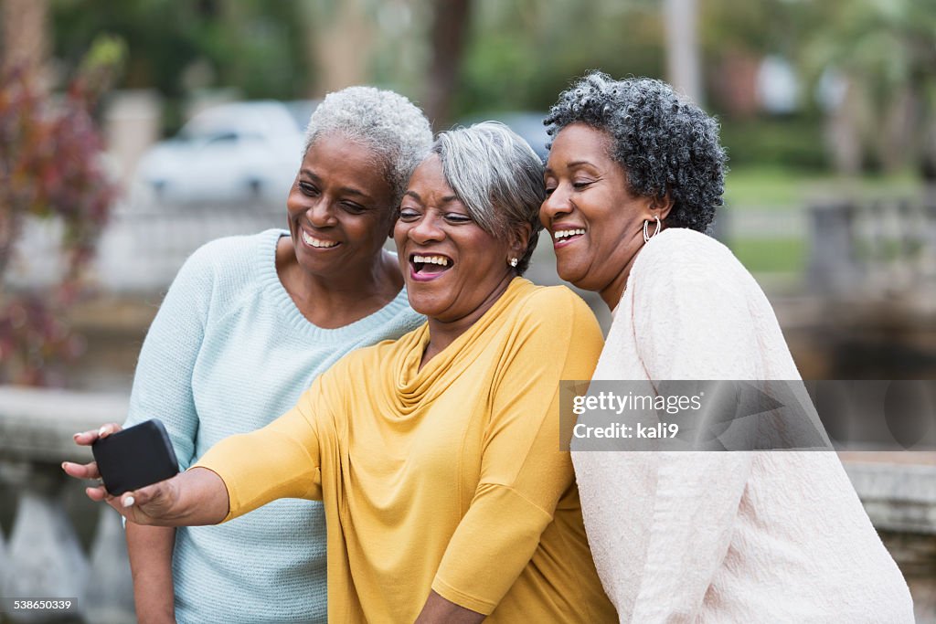 Senior preto mulheres a tirar uma selfie