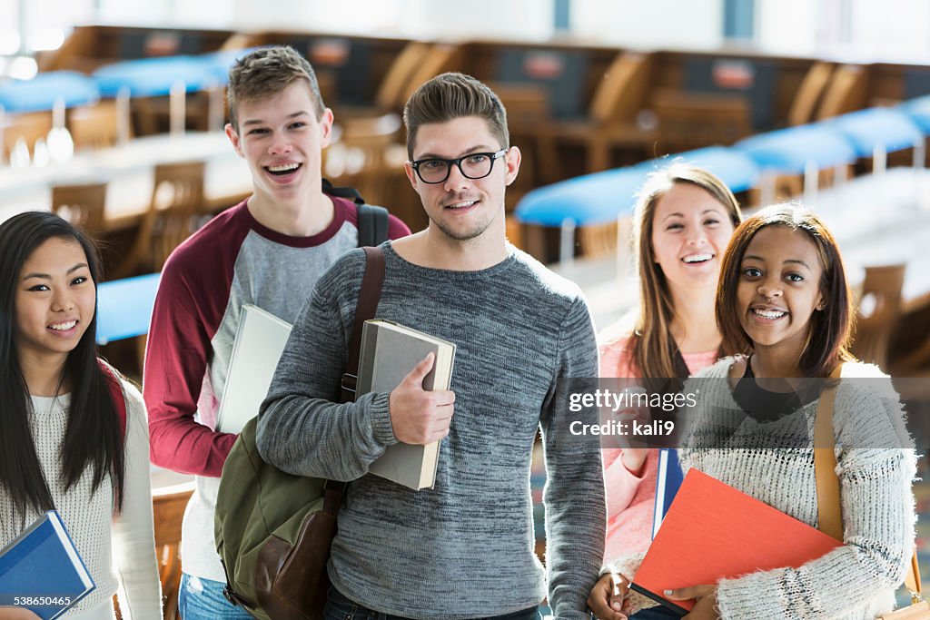 Gruppe von Studenten in der Bibliothek