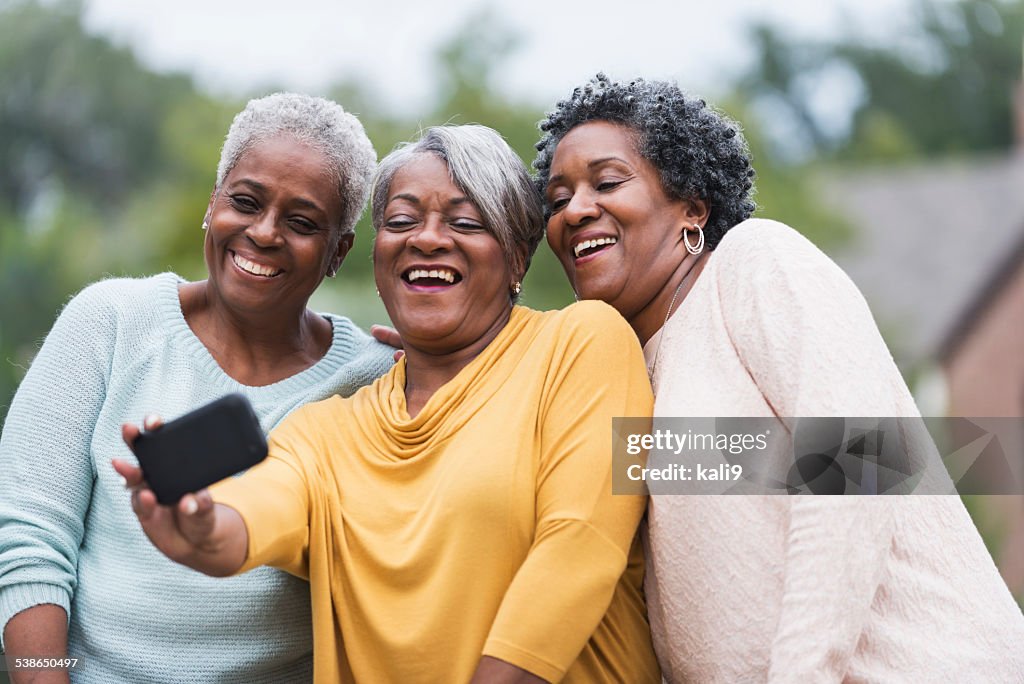 Senior mujer tomando un autorretrato negro