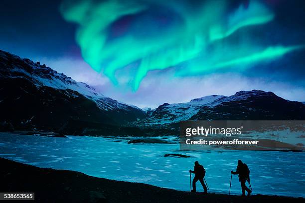 caminhada sob as luzes do norte - aurora borealis imagens e fotografias de stock