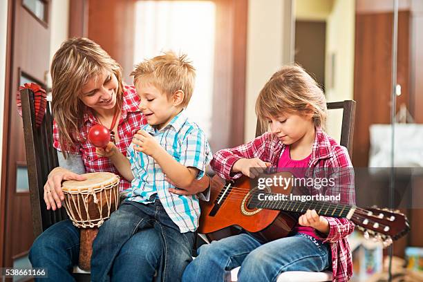 madre e bambini che giocano insieme musica - daughter band foto e immagini stock