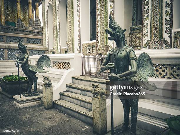 kinnara statues garde le grand palais, bangkok, thaïlande - kinnara photos et images de collection