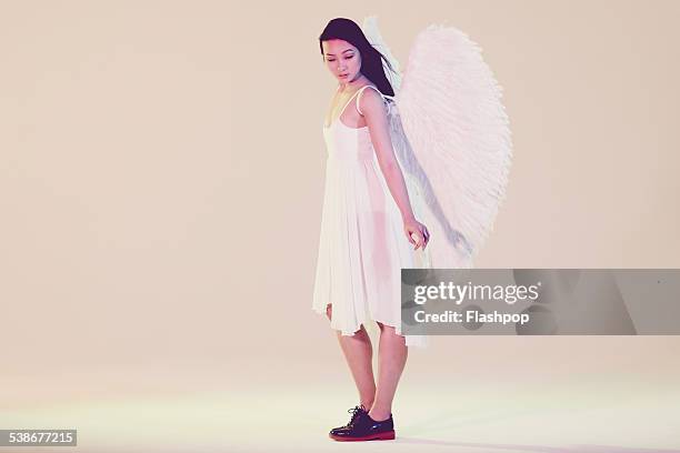 portrait of woman wearing angel wings - fantasia de anjo - fotografias e filmes do acervo