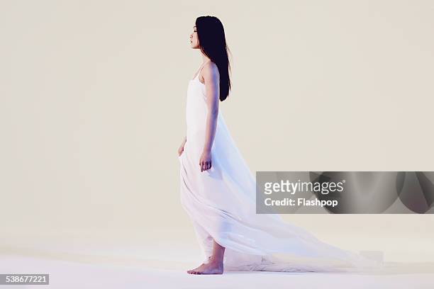 portrait of woman wearing white - femme robe blanche photos et images de collection
