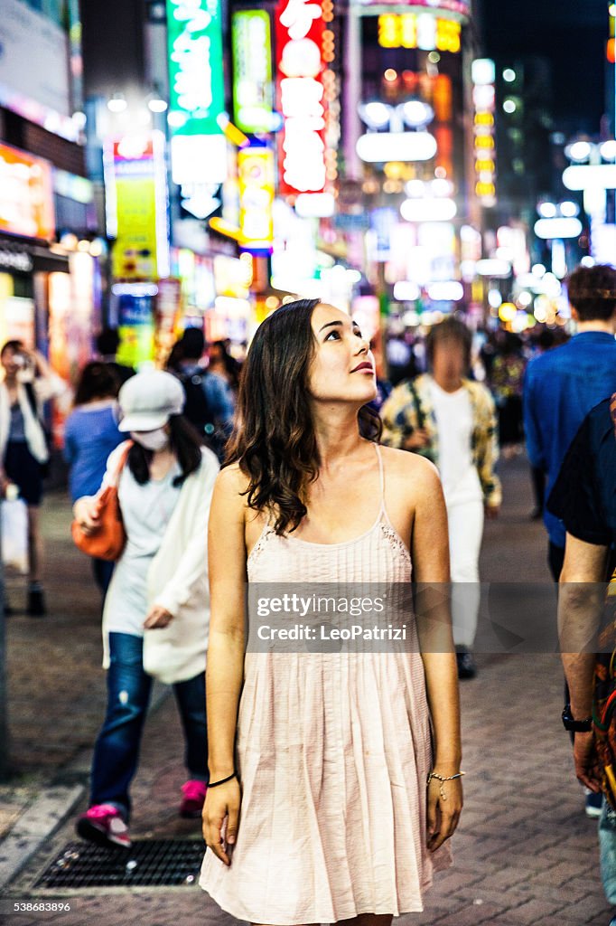 Glückliche Frau Reisen in Tokio, Shibuya-Kreuzung bei Nacht