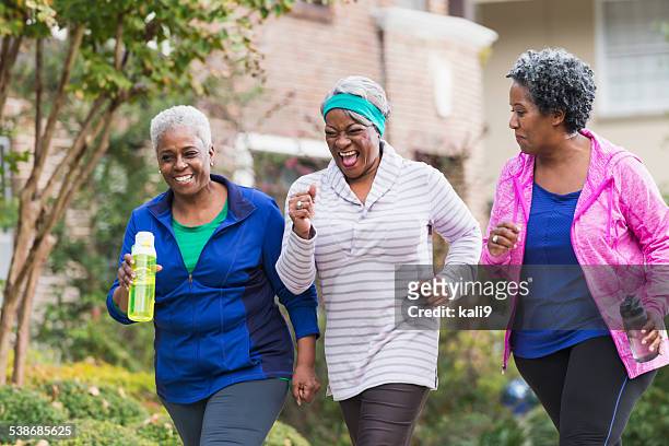 drei ältere schwarze frau ausübung zusammen - old woman running stock-fotos und bilder