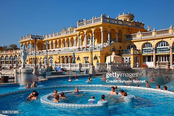 budapest, szechenyi baths - piscine thermale photos et images de collection