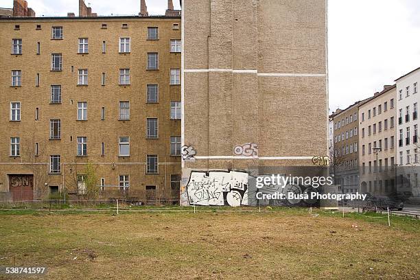 buildings in the bernauerstrasse, east berlin - berlin graffiti stock pictures, royalty-free photos & images