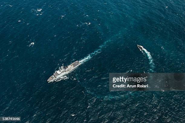 battleship in pacific ocean - planche pictos defense photos et images de collection