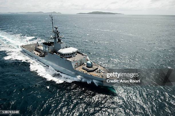battleship in pacific ocean - planche pictos defense photos et images de collection