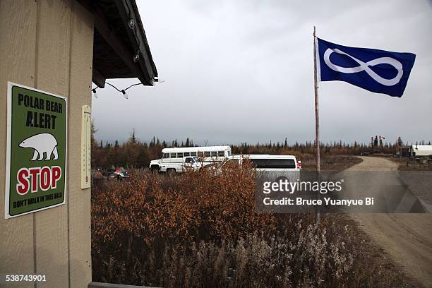 a warning sign on house with a metis flag - manitoba stock photos et images de collection