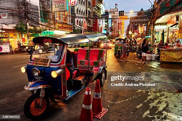 chinatown, bangkok, thailand - tuk tuk stock-fotos und bilder