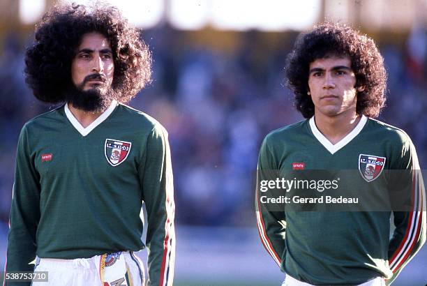 Leonardo Cuellar and Hugo Sanchez of Mexico during the World Cup match between Mexico and Poland in Estadio Gigante de Arroyito, Rosario, Argentina...