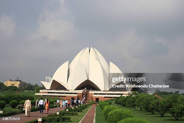 lotus temple, new delhi - lotus temple new delhi stock pictures, royalty-free photos & images