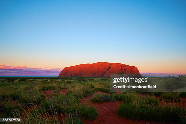 sonnenuntergang am ayers rock - uluru stock-fotos und bilder