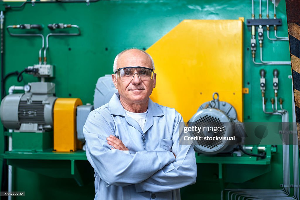 Porträt von Senior Worker In Fabrik