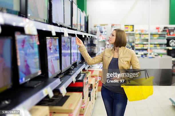 woman buys the tv - retailer shopping customer tv stockfoto's en -beelden