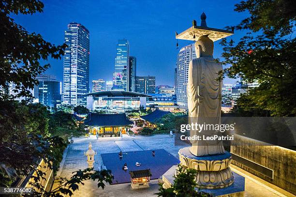 tempio bongeunsa e orizzonte di wtc di seoul - corea del sud foto e immagini stock