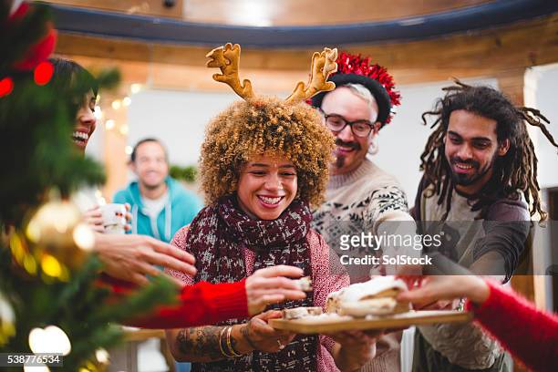 tis the season to be merry - quirky family stockfoto's en -beelden