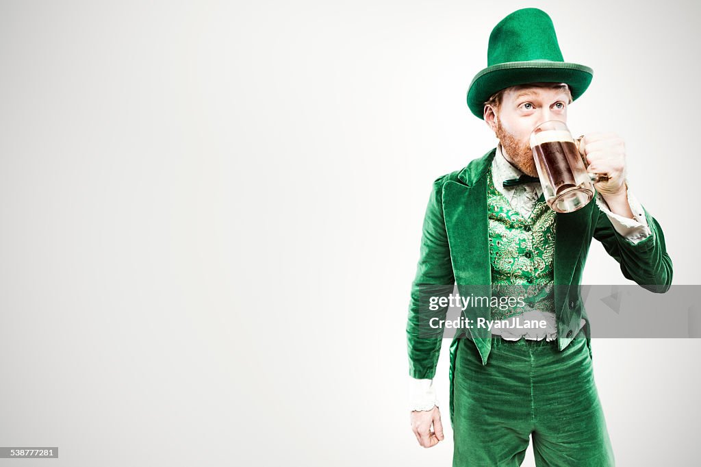 Leprechaun homem com cerveja
