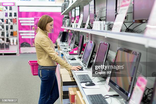 woman buying desktop in store - desktop pc stockfoto's en -beelden