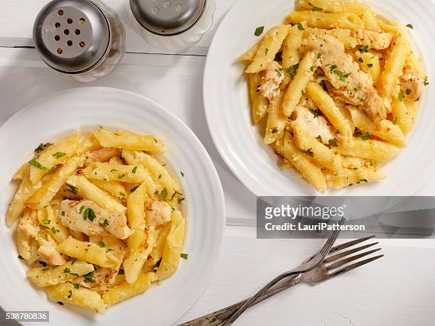 chicken alfredo with penne pasta - chicken parmigiana stockfoto's en -beelden