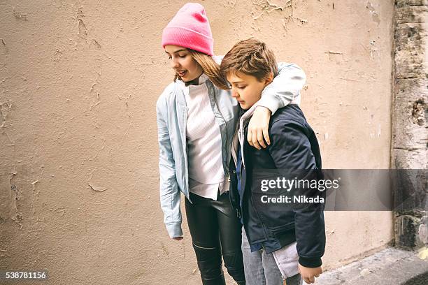 frère et sœur marche dans la rue - young tiny girls photos et images de collection