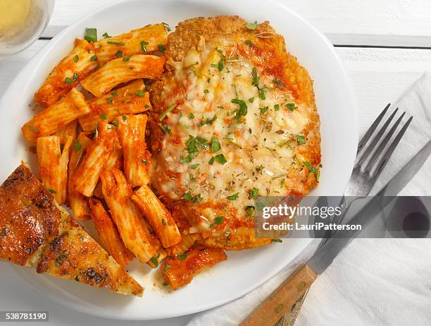 pollo con queso parmesano con rigatoni y salsa de tomate - parmesan fotografías e imágenes de stock