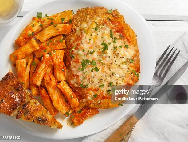 chicken parmesan with rigatoni and tomato sauce - kalfsvlees stockfoto's en -beelden