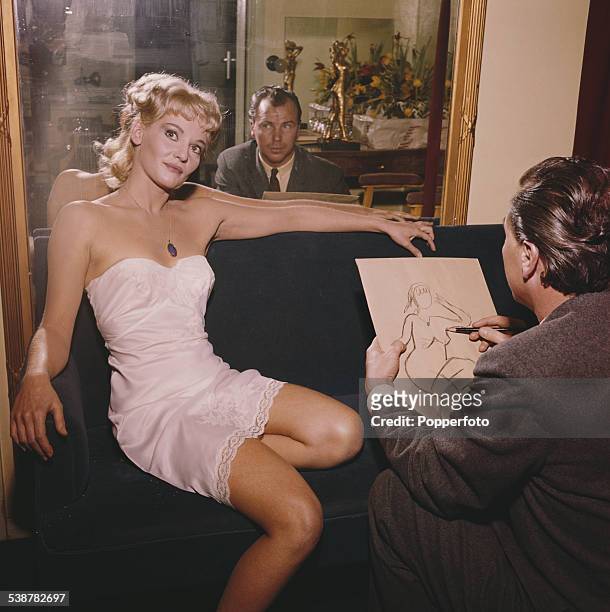 Australian actress Diane Cilento poses for Hungarian born sculptor and artist, Baron Sepy Dobronyi who sketches her with pencil and paper in 1962.