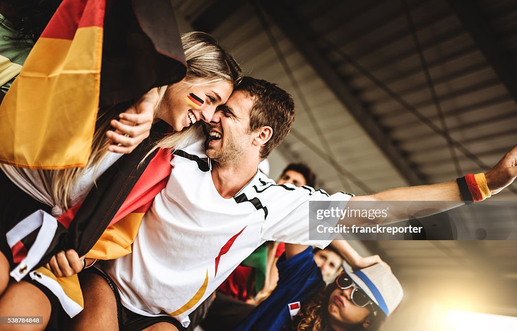 Deutsch Unterstützer im Fußballstadion