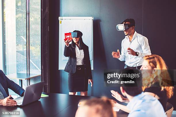 business meeting with virtual reality simulator - virtual reality simulator presentation stockfoto's en -beelden