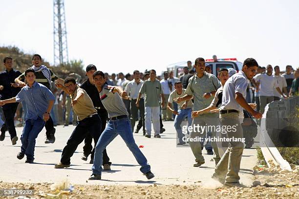 deuxième intifada premier anniversaire de mariage, ramallah, octobre 2001 - palestinian intifada photos et images de collection