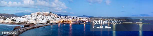 panorama de naxos éclairée au crépuscule, des cyclades, grèce - samothrace photos et images de collection