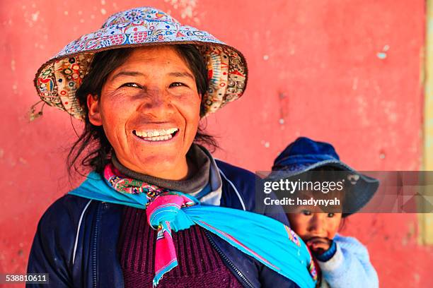 peruano mujer con su bebé en la parte posterior, cerca de la ciudad de arequipa - quechuas fotografías e imágenes de stock