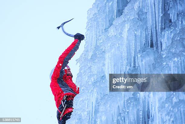 - kletterer aufsteigender einem gefrorenen wasserfall - ice pick stock-fotos und bilder