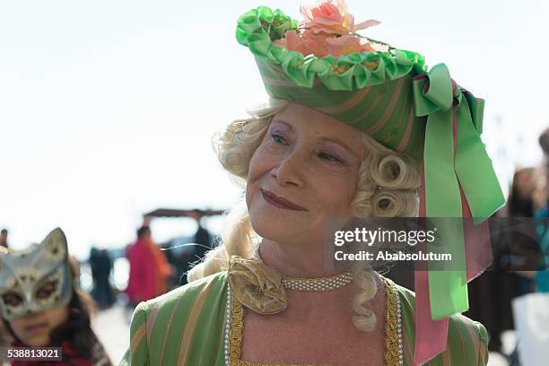 retrato de la hermosa senior 2015 máscara de carnaval de venecia, italia, europa - una sola mujer mayor fotografías e imágenes de stock