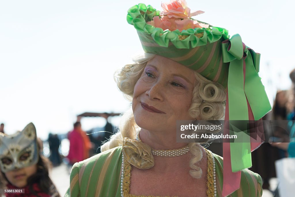 Retrato de bonito sênior de 2015 máscara de Carnaval de Veneza, Itália, a Europa