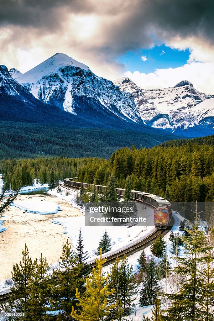 Canadian Pacific Railway trem através do Banff National Park, Canadá