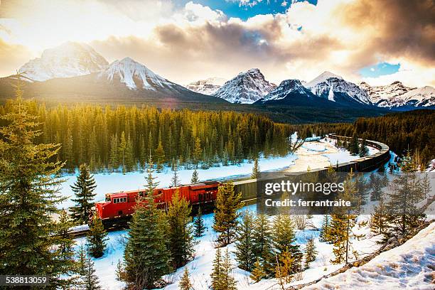 canadian pacific railway train through banff national park canada - canadese rocky mountains stockfoto's en -beelden