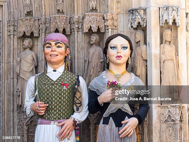 representation humanizes of carton of a pair of "falleros", with his traditional suits - las fallas stock-fotos und bilder