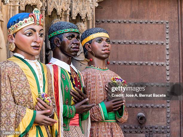 Agreeing Races 131 Different Races Standing Together Stock Photos, High-Res Pictures ...