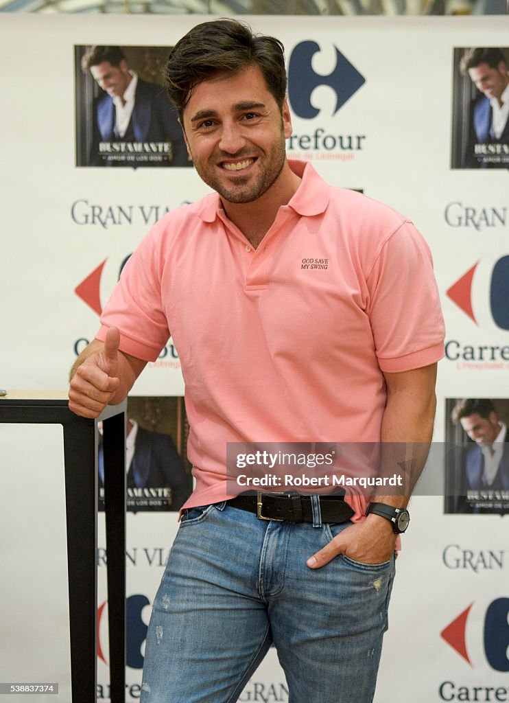 David Bustamante Signs Copies of His Album in Barcelona
